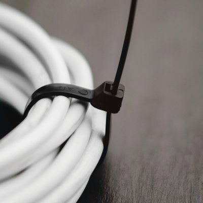 Príchytka dlhá UV (1ks) čierna 55cm sťahovacia